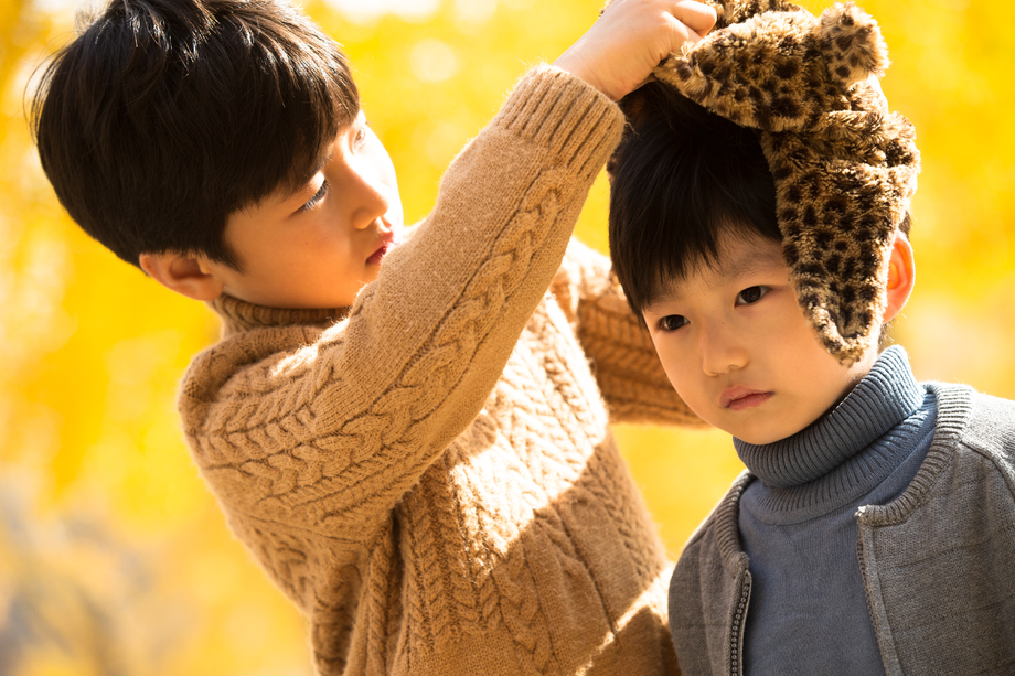 两个男孩在户外 两个男孩在户外