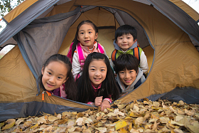小学生在户外露营