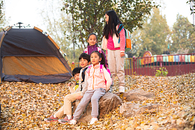 可爱的男孩女孩在户外玩耍