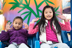 两个女孩在游乐场玩耍