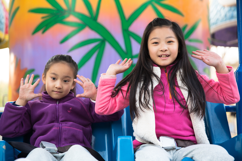 两个女孩在游乐场玩耍