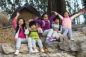 可爱的男孩女孩在户外玩耍
