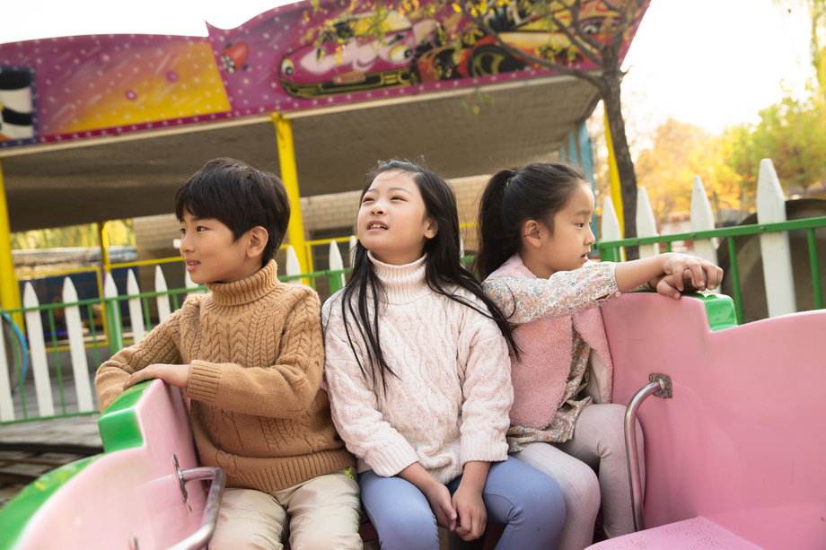 男孩女孩坐过山车 男孩女孩坐过山车