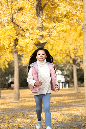 可爱的小女孩在户外玩耍