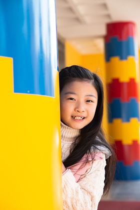 可爱的女孩在游乐场