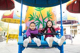 两个女孩在游乐场玩耍图片