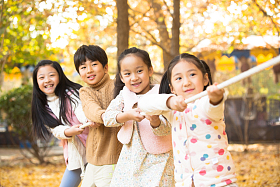 小学生在拔河比赛