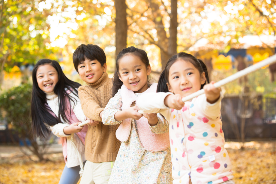 小学生在拔河比赛