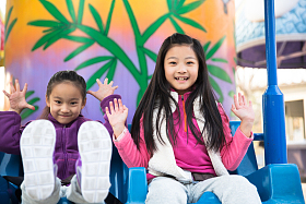 两个女孩在游乐场玩耍照片