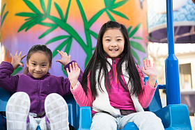 两个女孩在游乐场玩耍图片