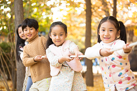 小学生在拔河比赛