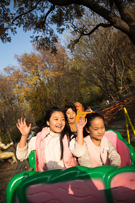 男孩女孩坐过山车