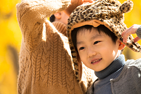 两个男孩在户外
