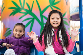 两个女孩在游乐场玩耍照片