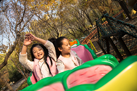 男孩女孩坐过山车