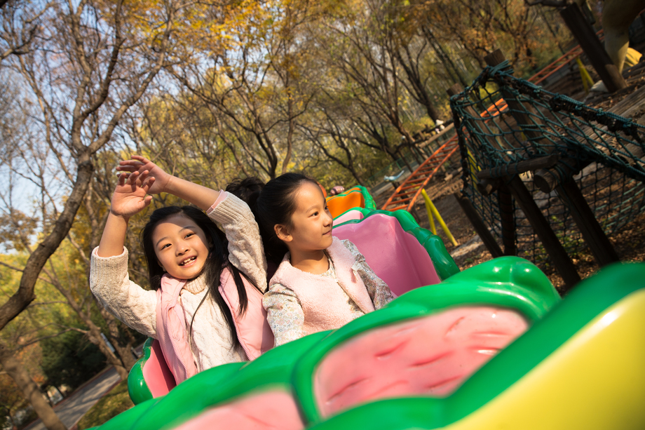 男孩女孩坐过山车 男孩女孩坐过山车
