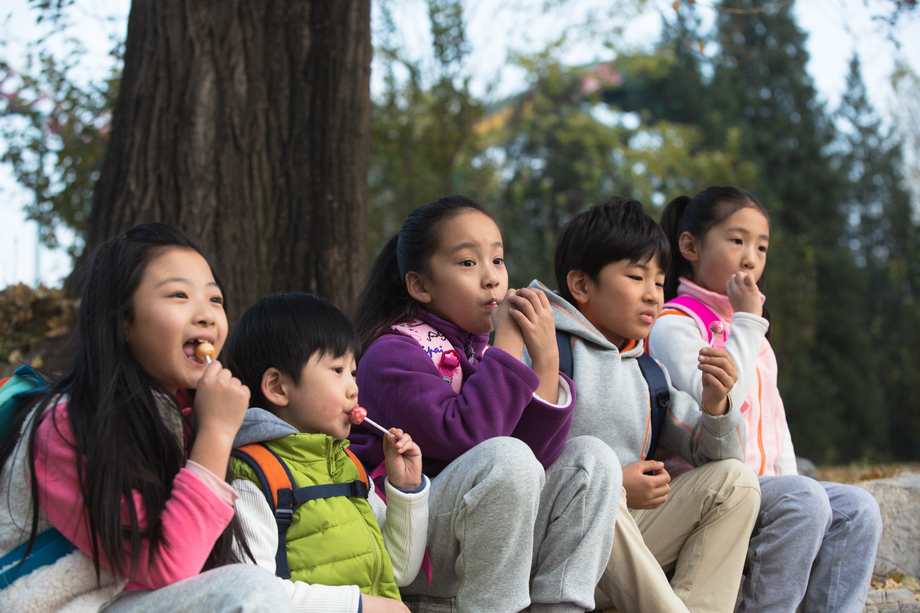 可爱的男孩女孩在户外玩耍 可爱的男孩女孩在户外玩耍