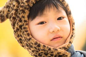 小男孩在户外玩耍照片