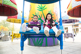 两个女孩在游乐场玩耍图片
