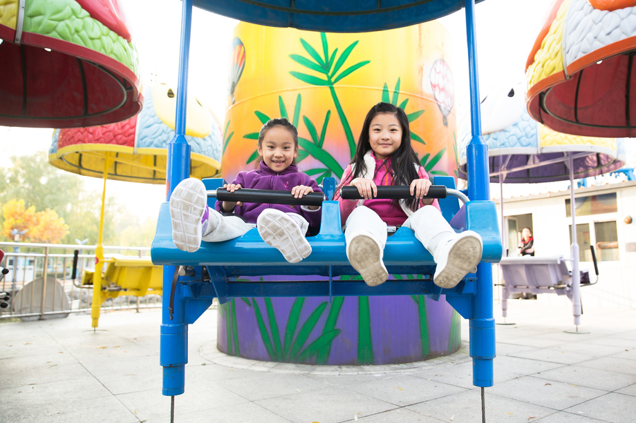 两个女孩在游乐场玩耍图片