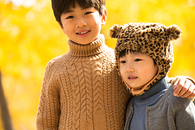 两个男孩在户外图片