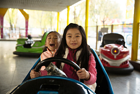 小学生在游乐场玩耍图片