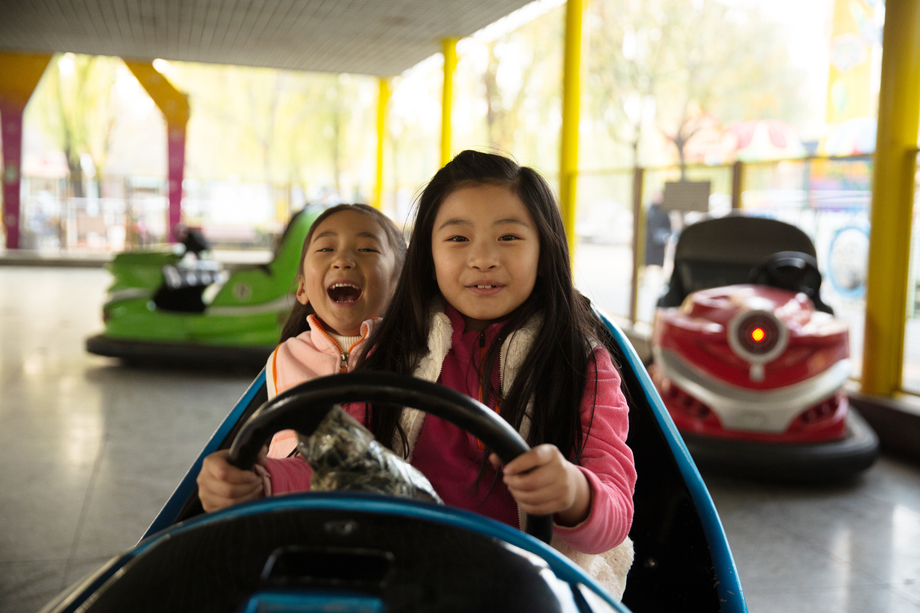 小学生在游乐场玩耍图片 小学生在游乐场玩耍图片
