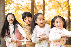 小学生在拔河比赛