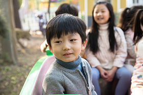 男孩女孩坐在游乐场玩耍