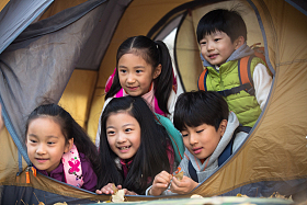小学生在户外露营
