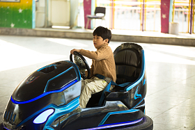 小男孩在游乐场玩耍图片