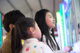 男孩女孩在游戏厅玩耍