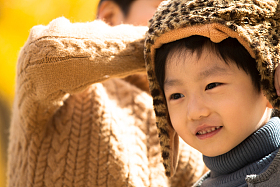 两个男孩在户外图片