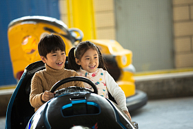 男孩女孩在游乐场玩耍