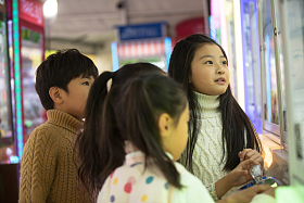 男孩女孩在游戏厅玩耍