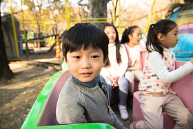 男孩女孩坐在游乐场玩耍