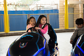 小学生在游乐场玩耍图片