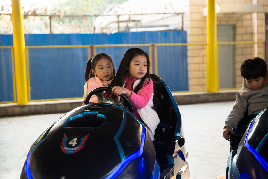 小学生在游乐场玩耍图片 小学生在游乐场玩耍图片