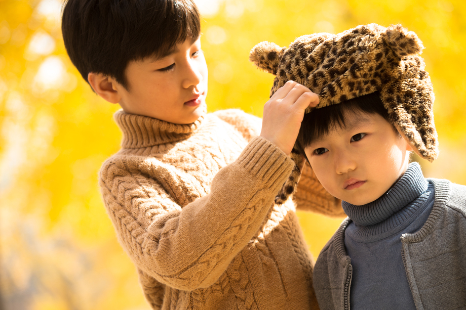 两个男孩在户外照片 两个男孩在户外照片