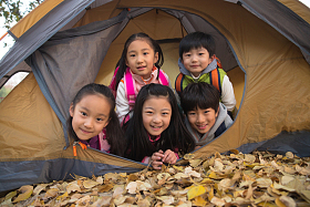 小学生在户外露营
