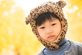 小男孩在户外玩耍照片