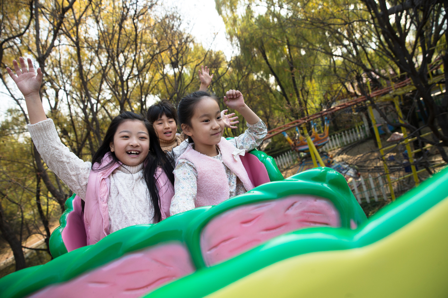 男孩女孩坐过山车 男孩女孩坐过山车