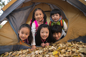 小学生在户外露营照片