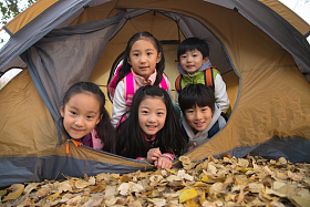 小学生在户外露营图片