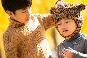 两个男孩在户外照片