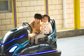 男孩女孩在游乐场玩耍