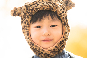 小男孩在户外玩耍照片