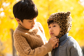 两个男孩在户外图片