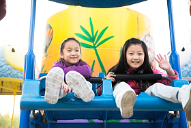 两个女孩在游乐场玩耍图片