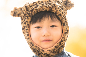 小男孩在户外玩耍照片